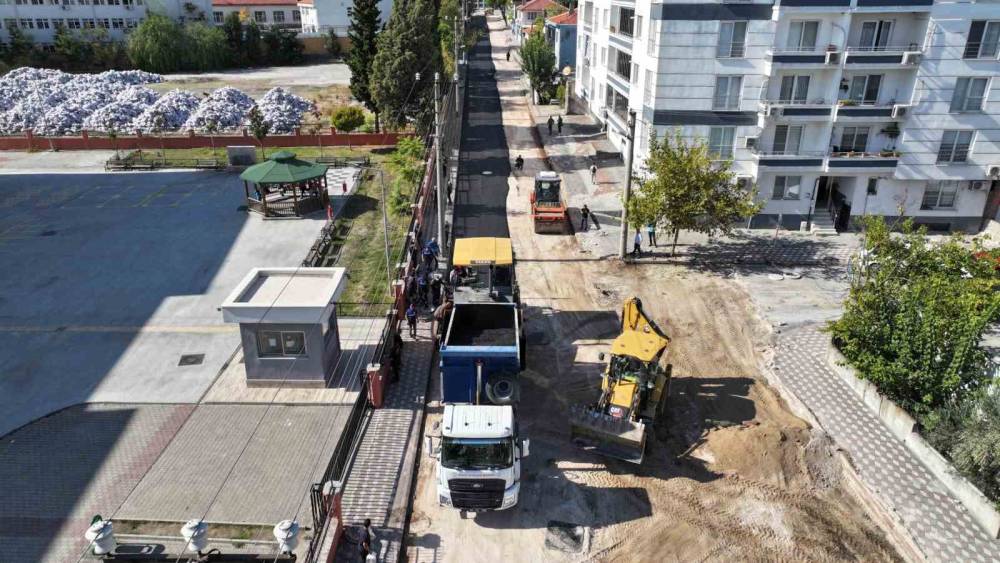 Kırkağa&ccedil;&rsquo;ta 1 kilometrelik yola 4 bin ton sıcak asfalt
