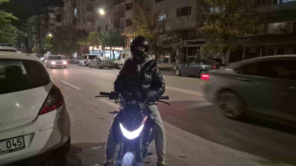 Kadın s&uuml;r&uuml;c&uuml; trafikte tartıştığı motosikletlinin &uuml;zerine y&uuml;r&uuml;d&uuml;
