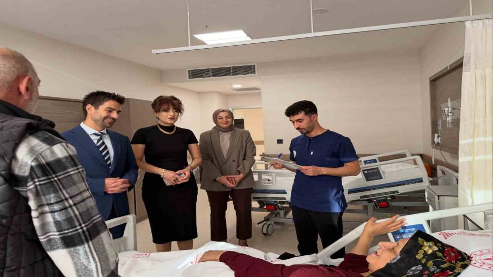 Meng&uuml;cek Gazi EAH y&ouml;netiminden Hasta Hakları G&uuml;n&uuml;&rsquo;nde hasta ziyareti
