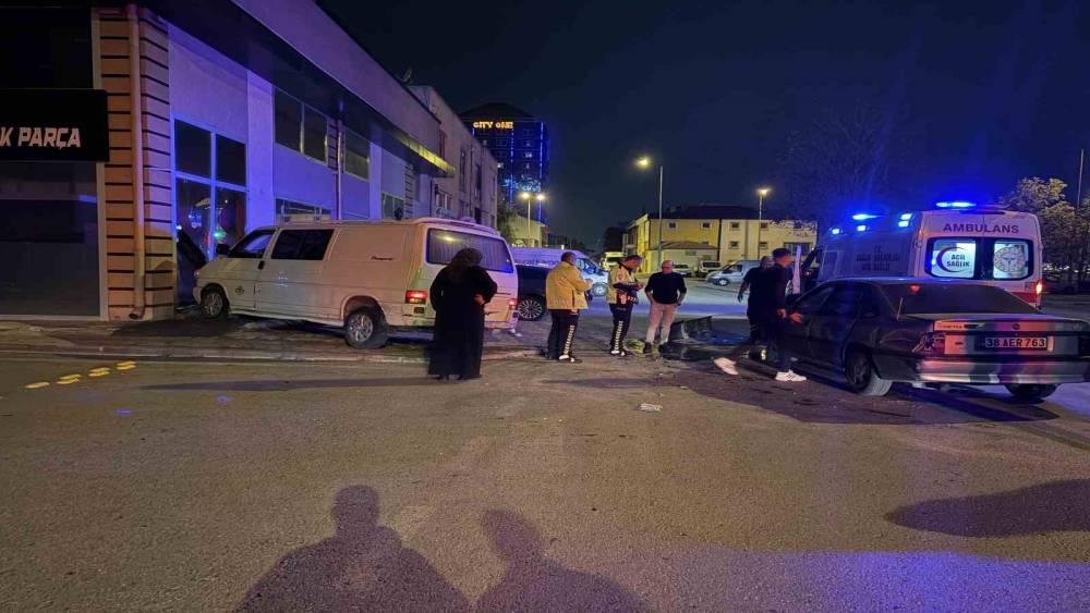 Kayseri&rsquo;de otomobille &ccedil;arpışan minib&uuml;s d&uuml;kkana daldı: 2 yaralı
