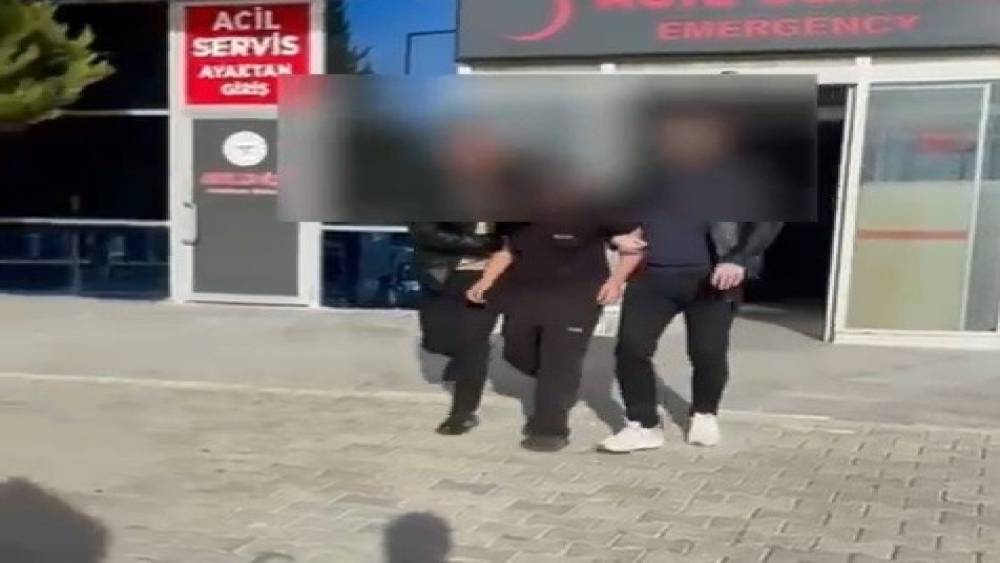 Tekirdağ&rsquo;da Kur&rsquo;an-ı Kerim&rsquo;i ve bayrağı yakmak isteyen şahıs yakalandı
