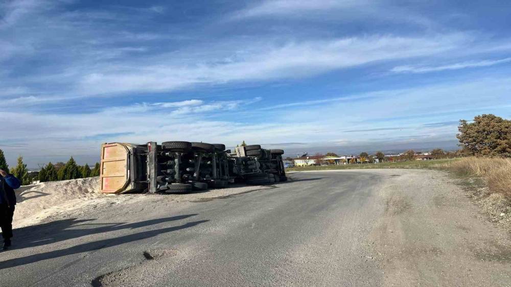 Uşak’ta tır yan yattı: 1 yaralı
