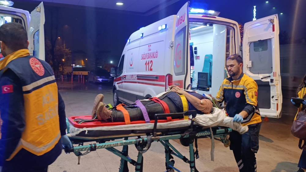 Bursa&rsquo;da yolun karşısına ge&ccedil;meye &ccedil;alışan yayaya kamyonet &ccedil;arptı
