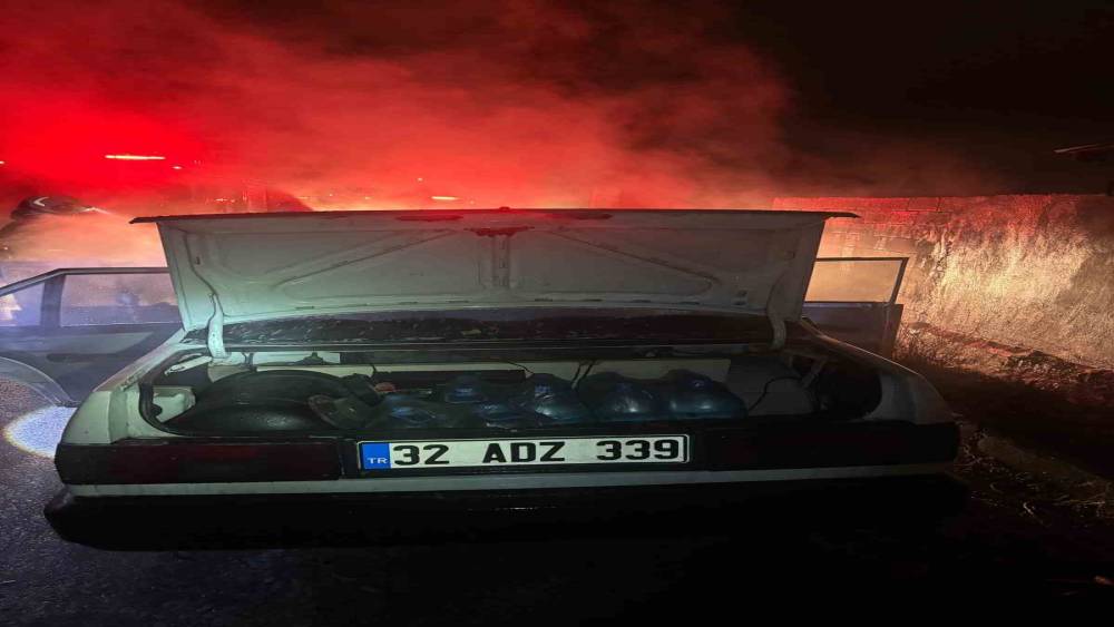 Isparta&rsquo;da seyir halindeki Fiat Tofaş otomobil alev aldı
