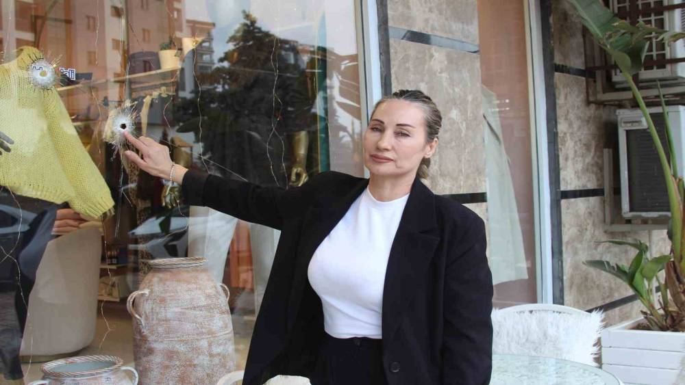 Kapalı mağazaya kurşun yağdırdılar: Esnaf kadın korku i&ccedil;inde
