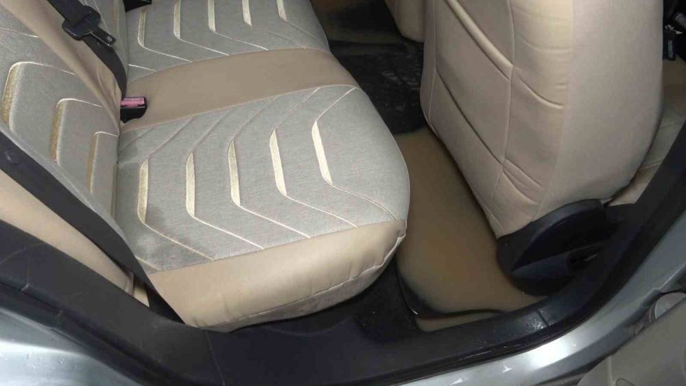 Taşan dere nedeniyle sitenin bah&ccedil;esi ve ara&ccedil;lar su i&ccedil;inde kaldı
