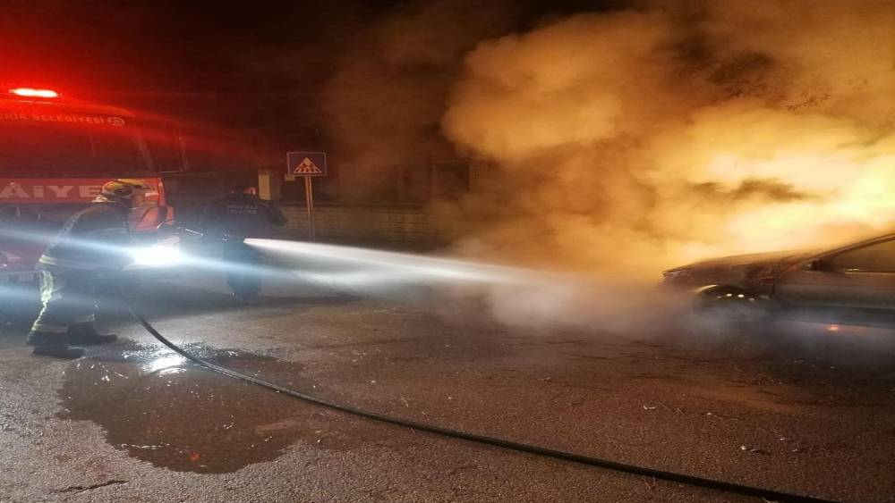 Sarayk&ouml;y&rsquo;de park halindeki otomobil alevlere teslim oldu
