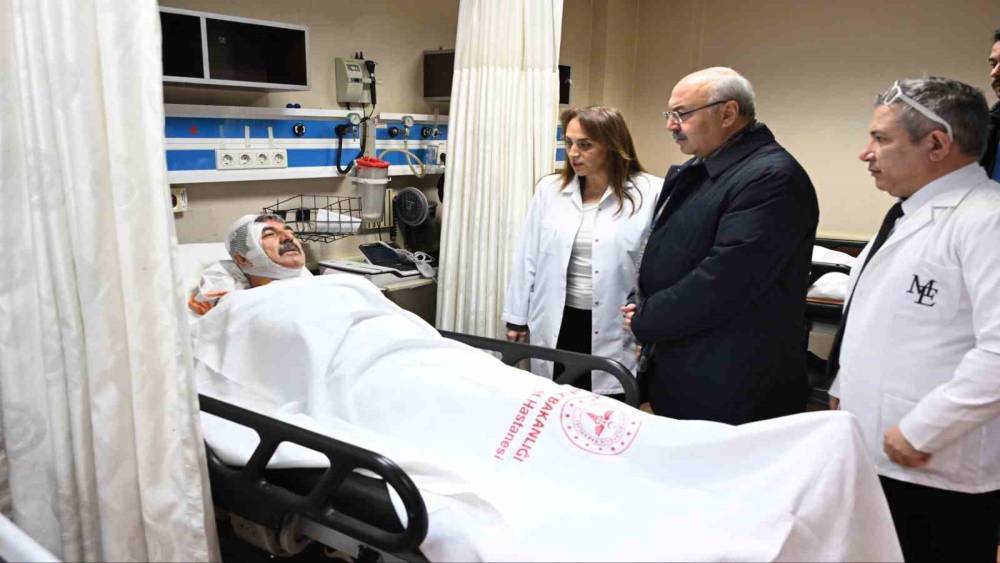 Vali K&ouml;şger servis kazasında yaralananları ziyaret etti
