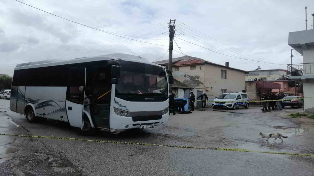 Boşanma aşamasındaki karısını sokak ortasında &ouml;ld&uuml;rd&uuml;

