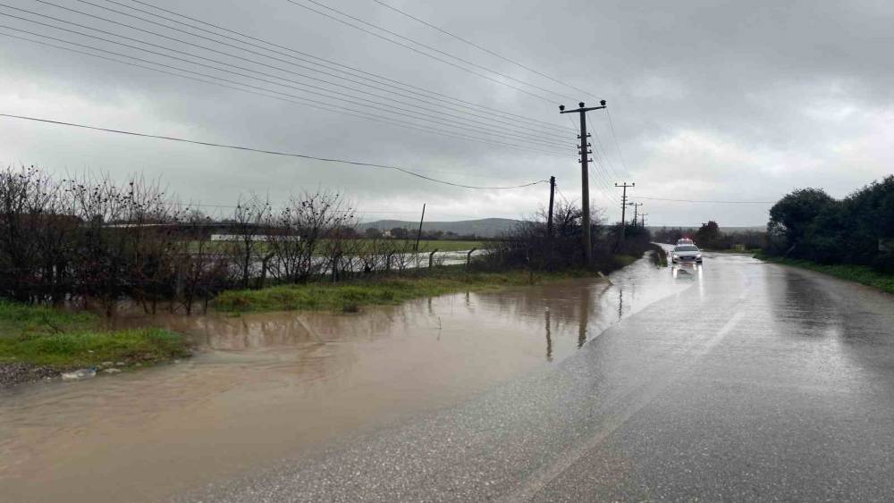 Ayvacık&rsquo;ta sağanak yağış tarım arazilerini sular altında bıraktı
