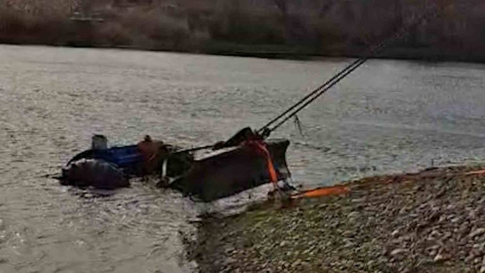 Yıkamak istediği trakt&ouml;r Kızılırmak&rsquo;a g&ouml;m&uuml;ld&uuml;: İmdadına belediye ekipleri yetişti
