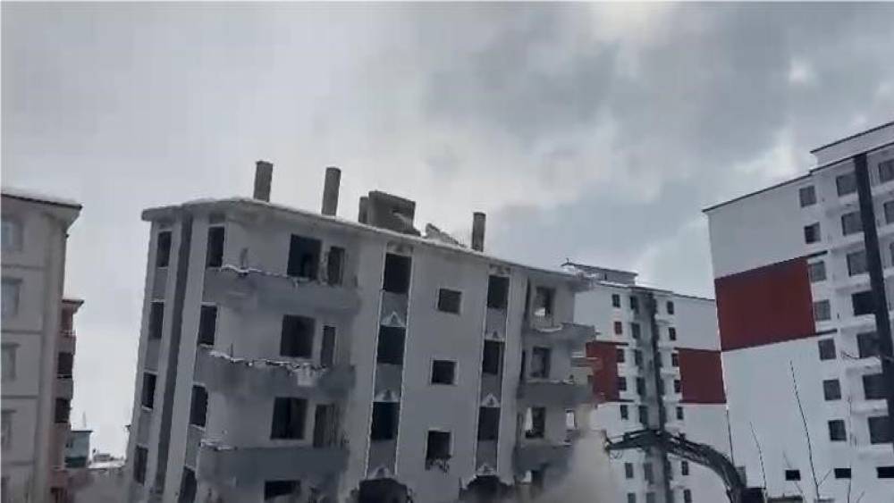 Elazığ&rsquo;da hasarlı bina iş makinesiyle yıkıldı
