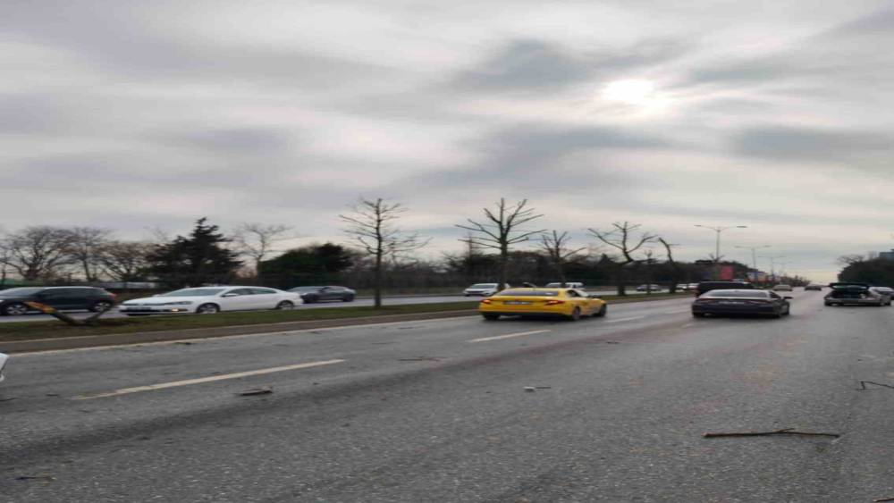 Sarıyer&rsquo;de kontrolden &ccedil;ıkan otomobil karşı şeritteki ara&ccedil;la &ccedil;arpıştı: Kaza anı kamerada
