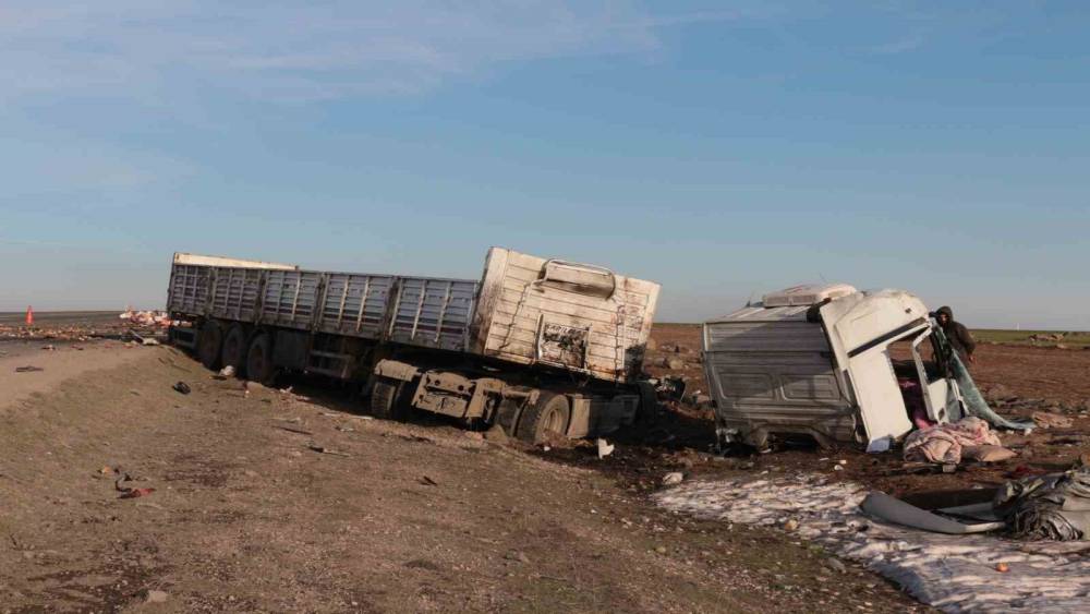 Şırnak&rsquo;ta iki tır &ccedil;arpıştı: 2 yaralı
