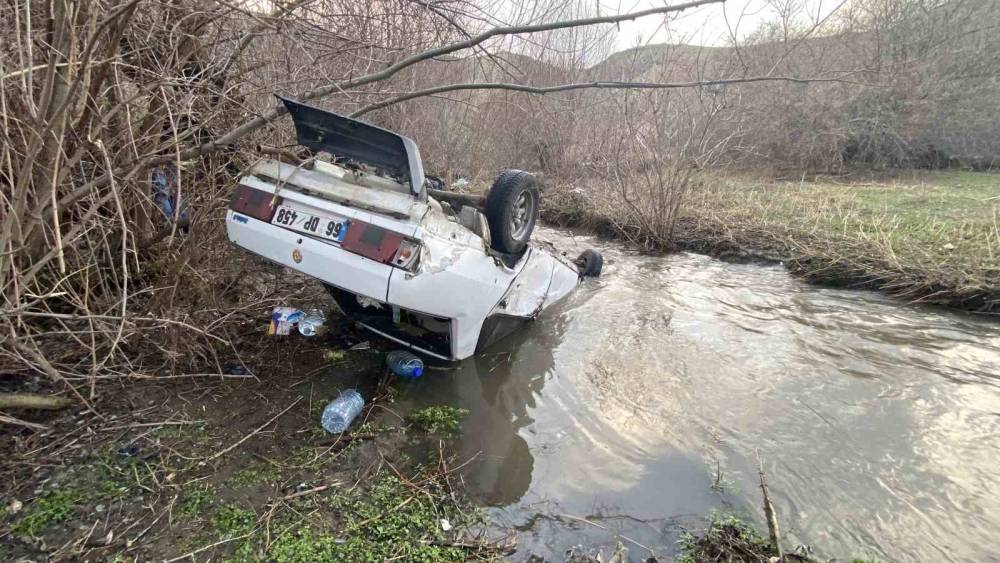 Otomobil dere yatağına u&ccedil;tu, s&uuml;r&uuml;c&uuml; yaralandı

