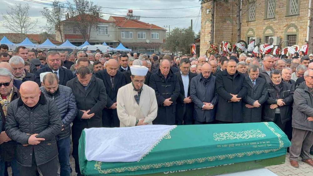 İYİ Partili Turhan &Ccedil;&ouml;mez annesini son yolculuğuna uğurladı
