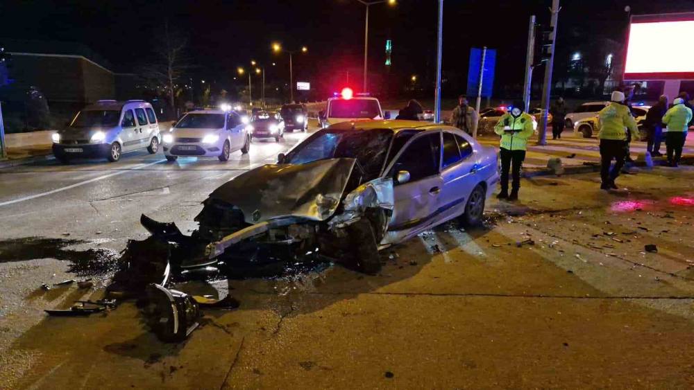 Karaman&rsquo;da polisten ka&ccedil;an ş&uuml;pheliler kaza yaptı: 3 yaralı
