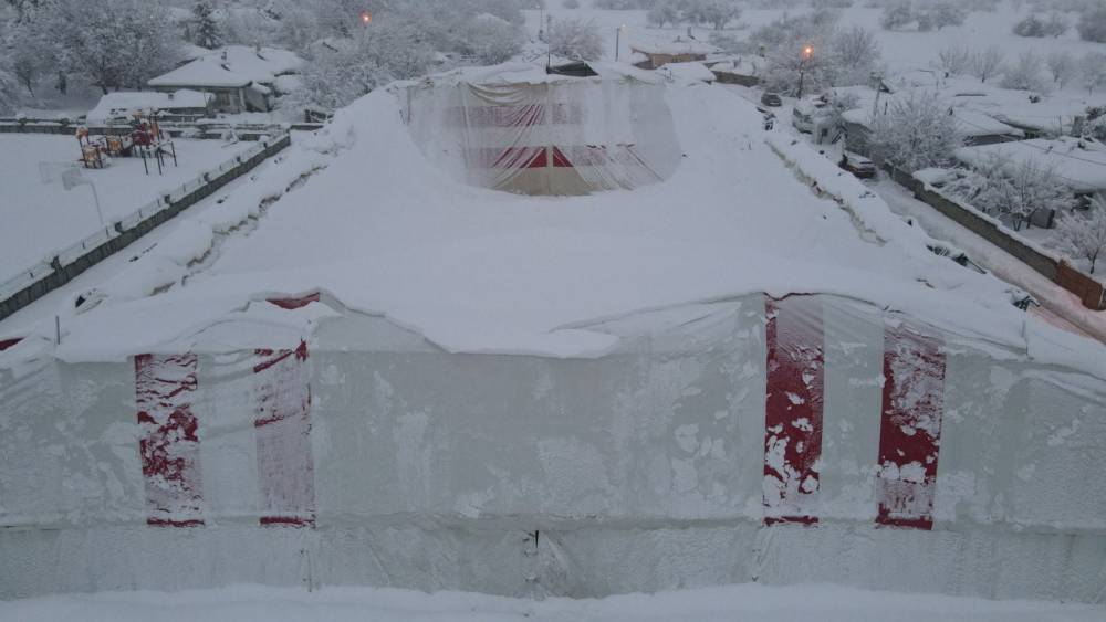 Erzincan&rsquo;da kardan halı sahanın brandası &ccedil;&ouml;kt&uuml;
