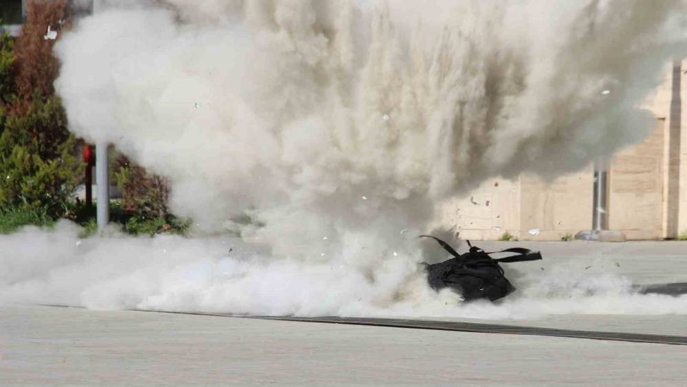 İzmir B&ouml;lge Adliye Mahkemesi&rsquo;nde bomba ve tahliye tatbikatı
