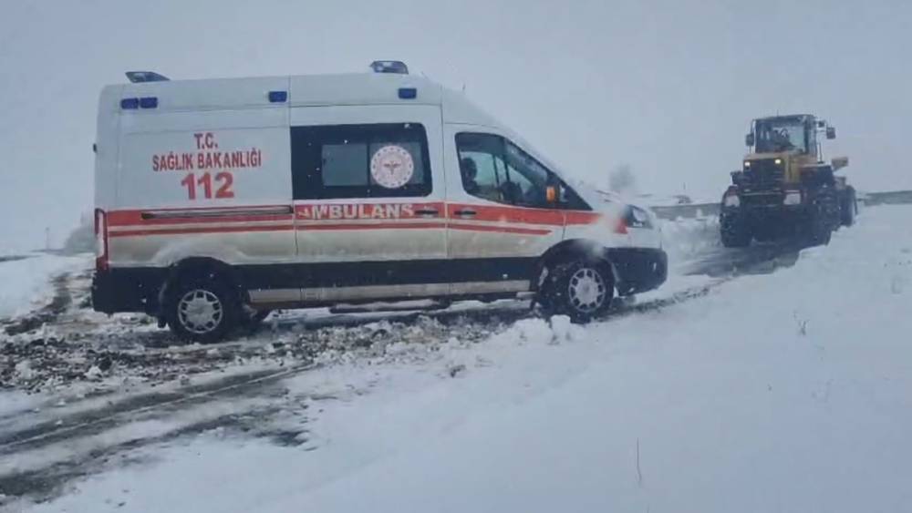 Kars&rsquo;ta ambulanslara kar ge&ccedil;it vermedi
