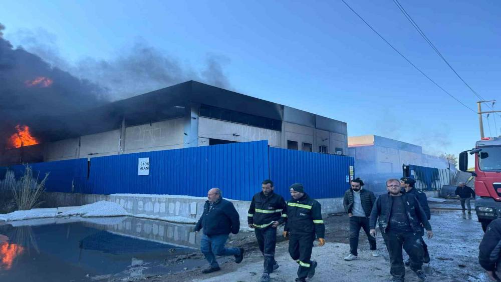 Torbalı&rsquo;da geri d&ouml;n&uuml;ş&uuml;m fabrikasında yangın
