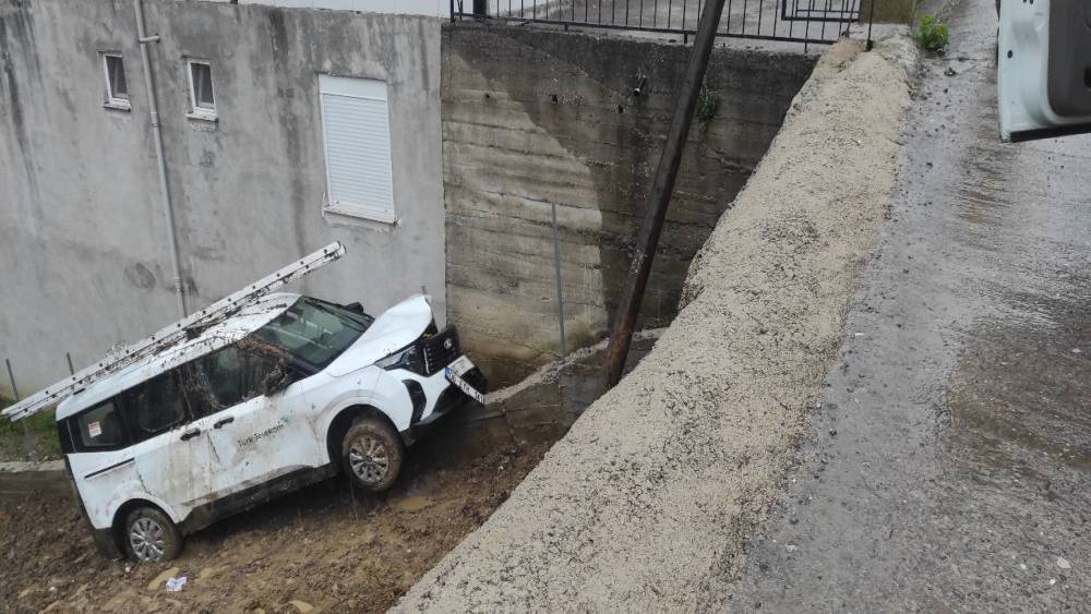 Yoldan &ccedil;ıkan otomobil tarlaya girdi
