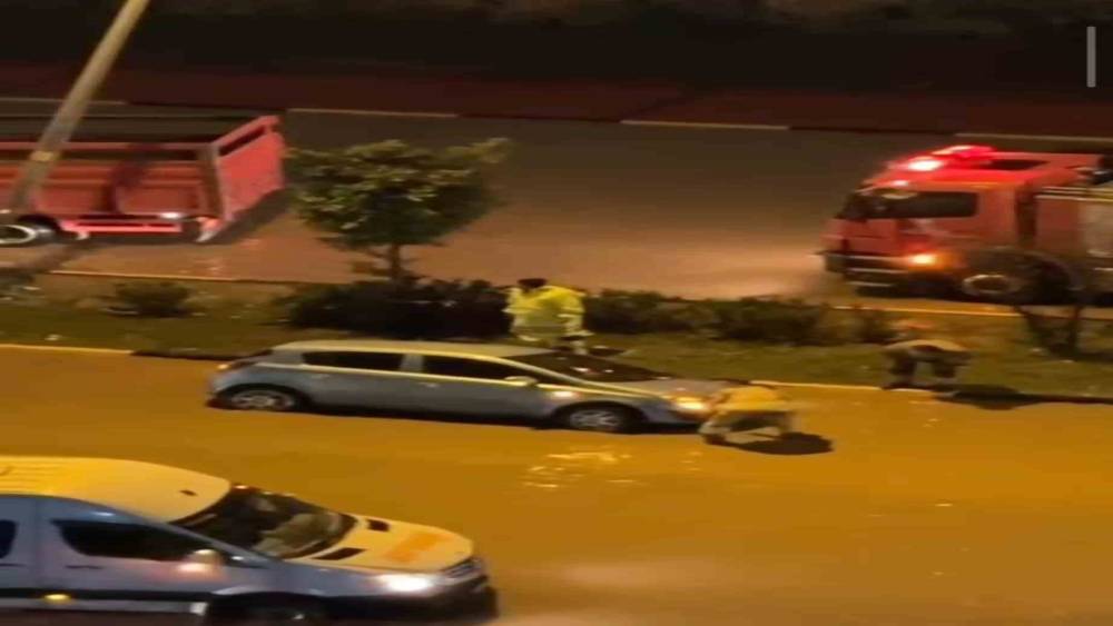 Hatay&rsquo;da aşırı yağışların etkisiyle, g&ouml;le d&ouml;nen yollarda ara&ccedil;lar mahsur kaldı
