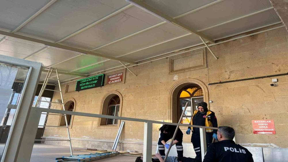 Burdur&rsquo;da merdivenden d&uuml;şen usta ve &ccedil;ırağı yaralandı
