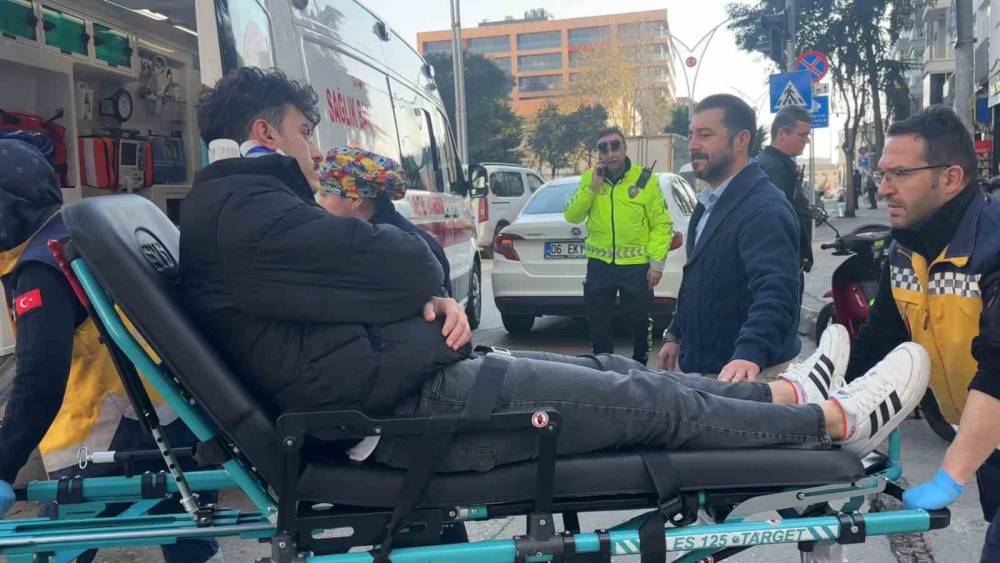 Otomobile &ccedil;arpmamak isterken d&uuml;şen motosiklet s&uuml;r&uuml;c&uuml;s&uuml; yaralandı
