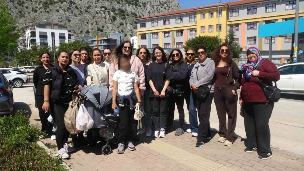 Veliler &ouml;ğrenciyi darp ettiği iddia edilen &ouml;ğretmene destek i&ccedil;in okul &ouml;n&uuml;nde toplandılar
