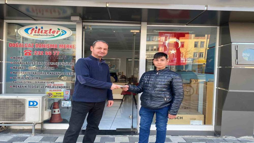 Yola savrulan parasını toplayan esnafı yapılan haberlerde g&ouml;r&uuml;p parasını teslim aldı
