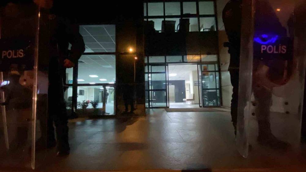 Marmaris&rsquo;te kamu g&ouml;revlisi 4 bin dolar r&uuml;şvet alırken su&ccedil;&uuml;st&uuml; yakalandı
