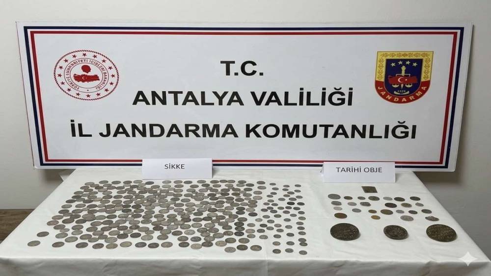 Kaş&rsquo;ta tarihi eser ka&ccedil;ak&ccedil;ılığı operasyonu: &Ccedil;ok sayıda obje ve g&uuml;m&uuml;ş sikke ele ge&ccedil;irildi
