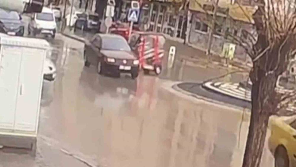 Otomobille &ccedil;arpışan &uuml;&ccedil; tekerlekli elektrikli bisiklet devrildi: 1 yaralı
