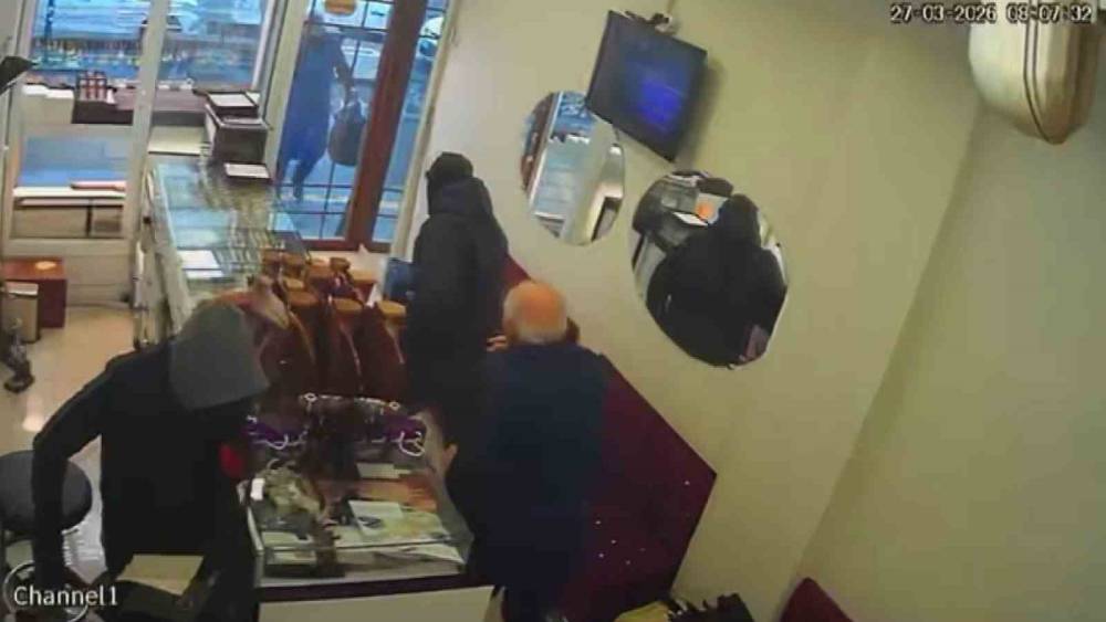 Diyarbakır&rsquo;da silahla kuyumcu soygunu kamerada: Yaklaşık 1,5 kilo altın &ccedil;alıp kayıplara karıştılar

