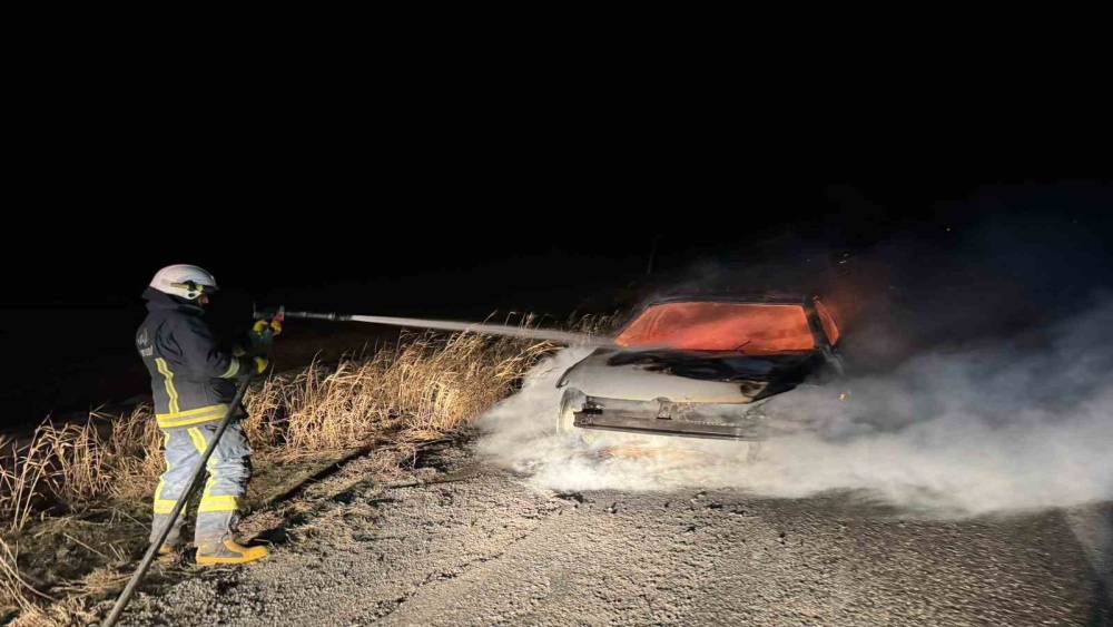 Van&rsquo;da seyir halindeki otomobil yandı
