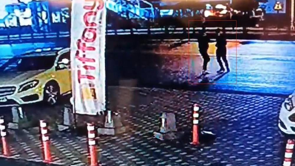 Eşiyle y&uuml;r&uuml;d&uuml;ğ&uuml; sırada tanımadığı kişi tarafından bı&ccedil;aklandı
