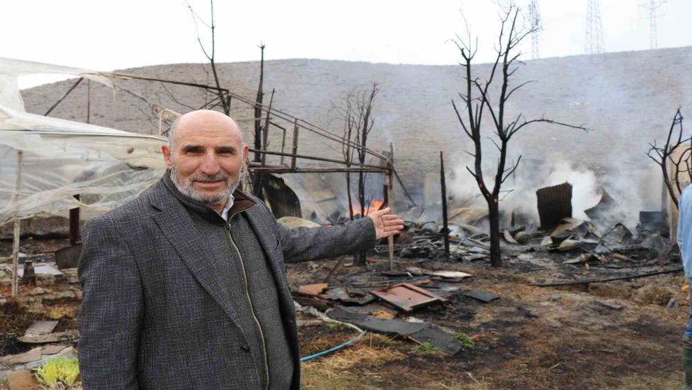 Oltu&rsquo;da korkutan yangın: Arı kovanları yandı
