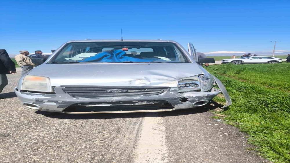 Hafif ticari ile otomobil &ccedil;arpıştı: 2 yaralı
