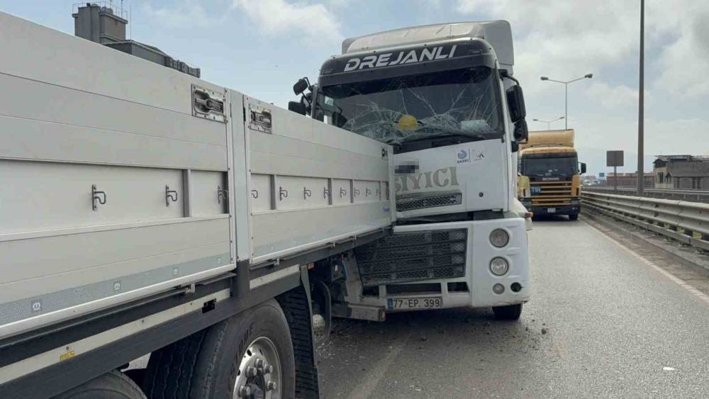 Samsun&rsquo;da tır tıra arkadan &ccedil;arptı
