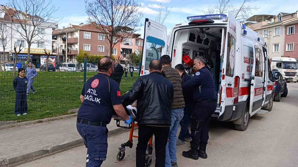 Bursa&rsquo;da 3 katlı binada yangın: Dumandan zehirlenen yaşlı kadının durumu ağır
