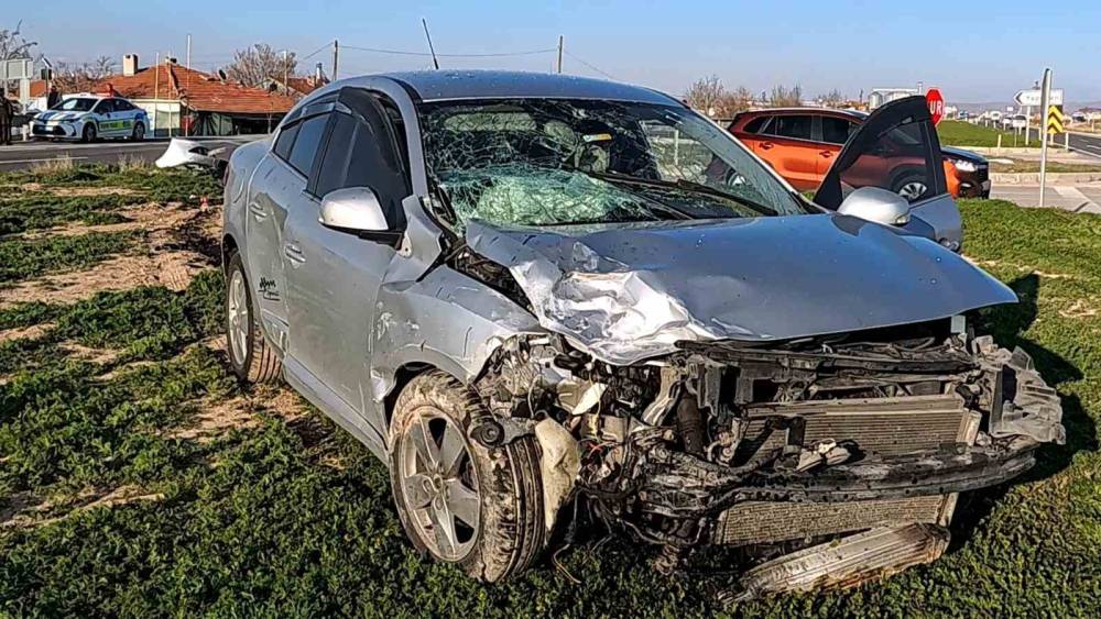 Aksaray&rsquo;da otomobil tali yoldan &ccedil;ıkan ara&ccedil;la &ccedil;arpıştı: 2 yaralı
