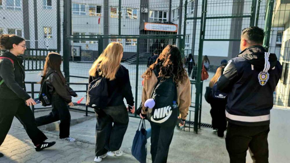 Polis okul &ouml;nlerinde kuş u&ccedil;urtmuyor
