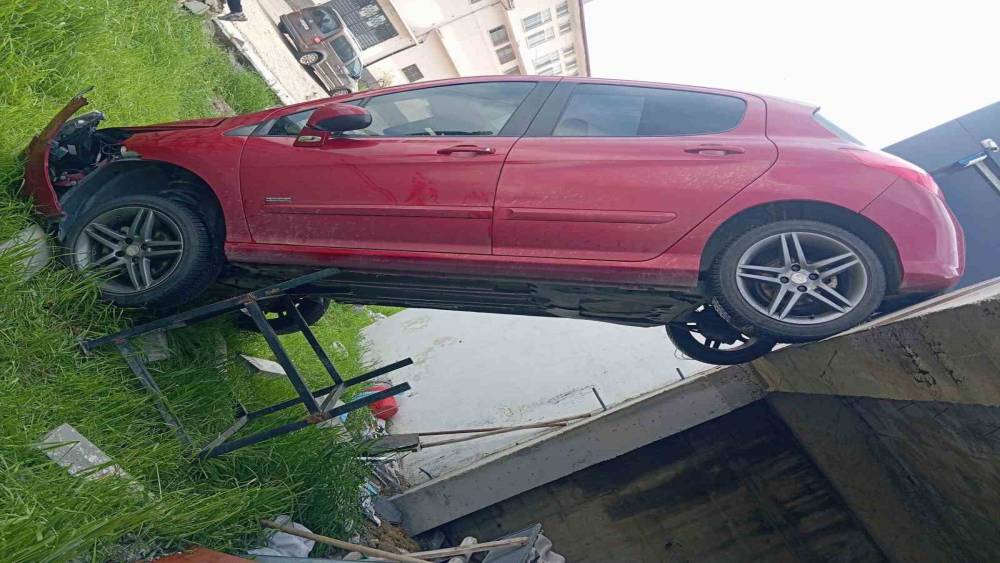 Şarampole u&ccedil;an otomobil dik kaldı: 1 yaralı
