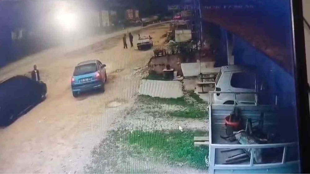 &Ouml;nce konuştu, sonra &ccedil;arptı: O anlar kameraya yansıdı
