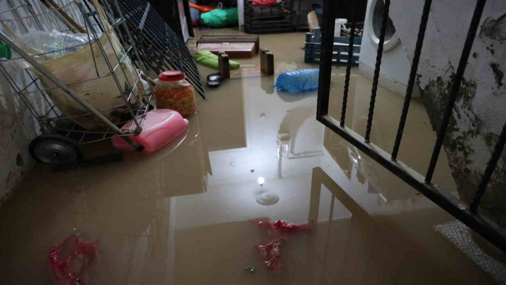 Sağanak ve dolu sonrası bodrum katını su bastı: Eşyalarının &uuml;zerine basarak i&ccedil;eri girdiler
