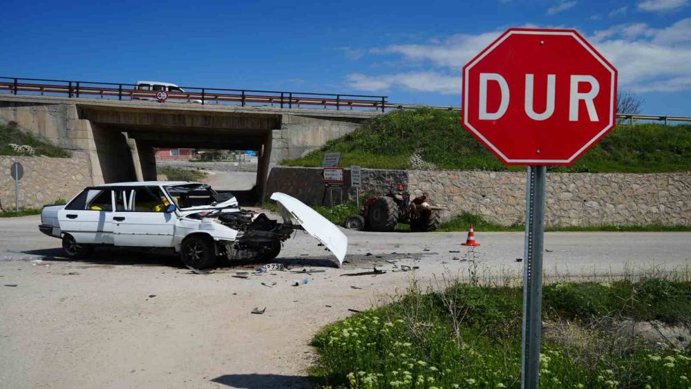 Trakt&ouml;r ile otomobil kafa kafaya &ccedil;arpıştı: 5 yaralı
