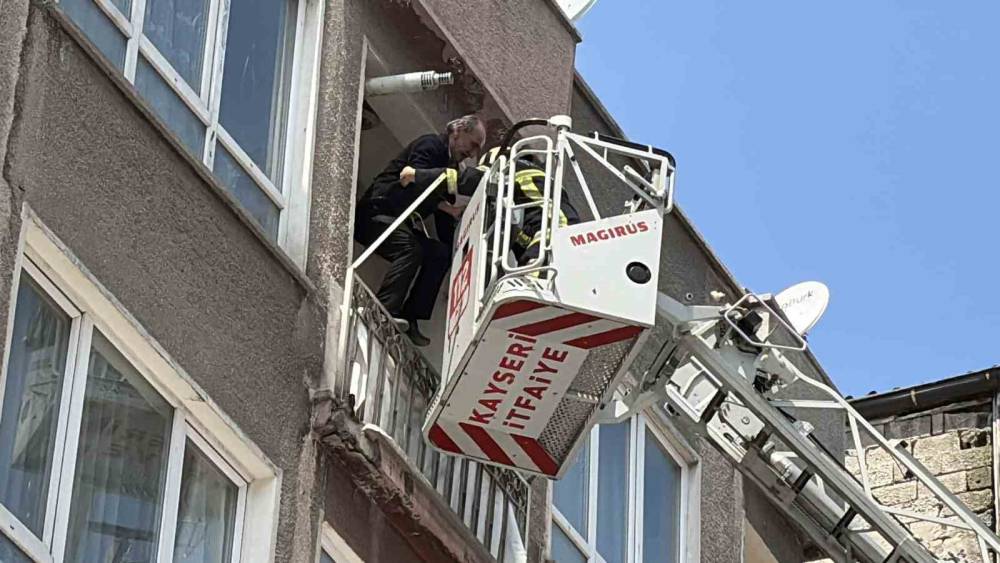 Kayseri&rsquo;de 5 katlı binada yangın &ccedil;ıktı: 1&rsquo;i bebek 5 kişi kurtarıldı
