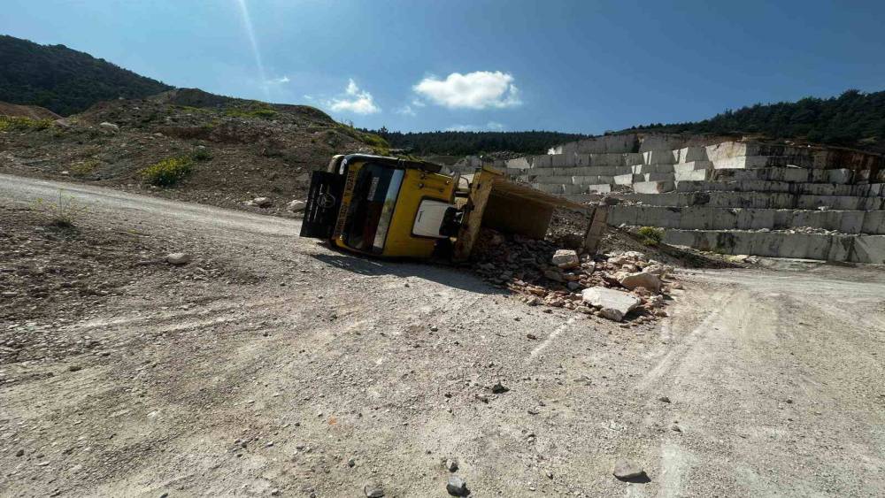 Bilecik&rsquo;te taş y&uuml;kl&uuml; kamyon devrildi: 2 yaralı
