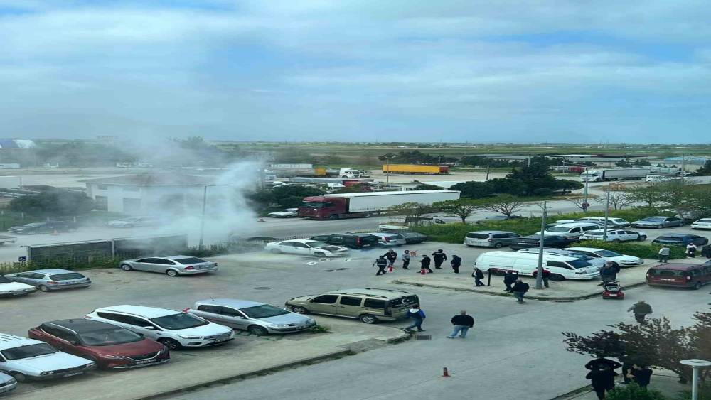 Otoparktaki otomobil, alev topuna d&ouml;nd&uuml;
